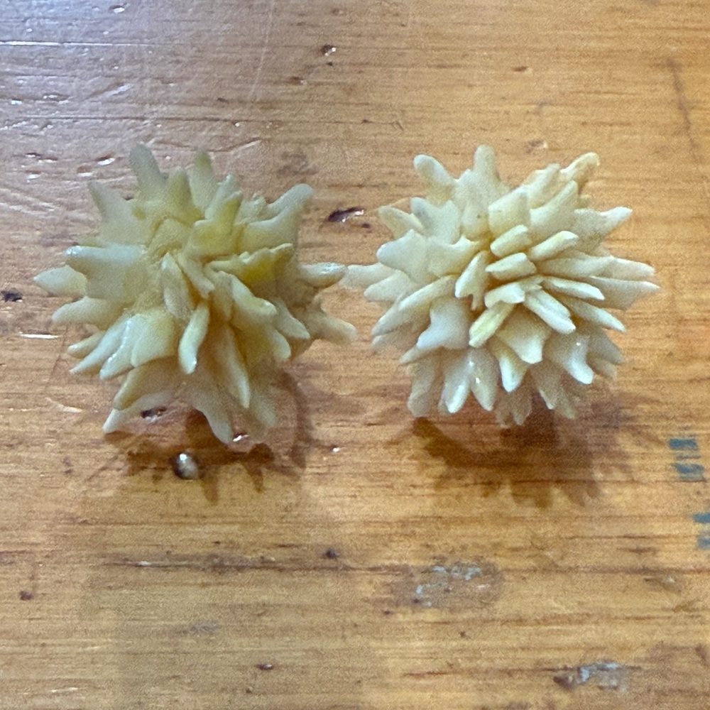 Vintage Creamy Yellow Points Screw On Earrings